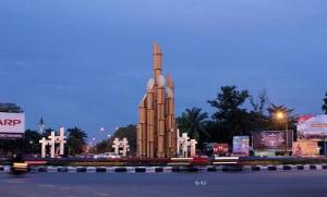Degulis Monument at Tanjungpura University Round About: Photo By Kristina Linda